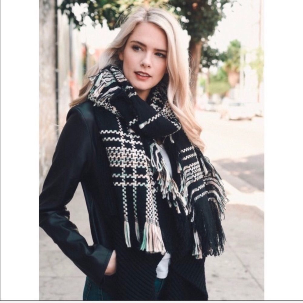 Plaid Fringe Blanket- Black